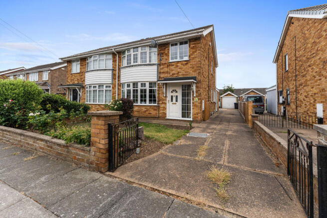 3 bed property, in Bolingbroke Road, £235,000