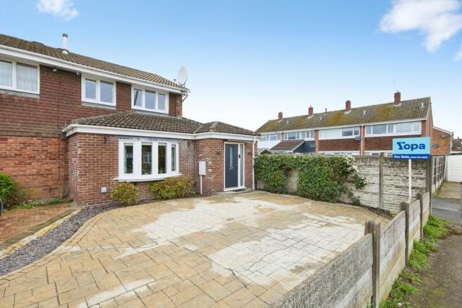 2 bed property, in The Pastures, £225,000