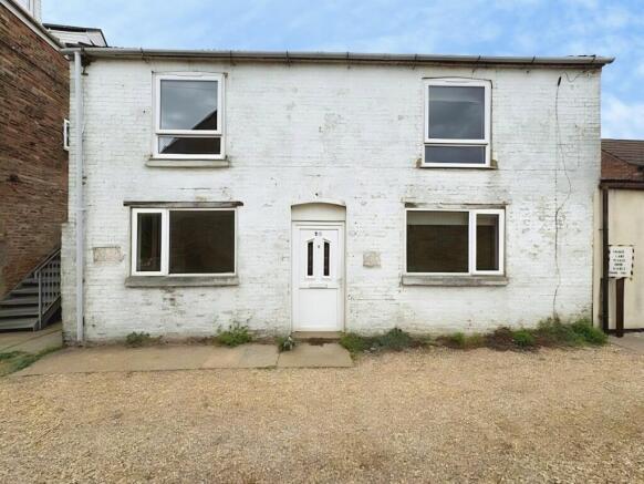2 bed property, in Scargells Yard, £150,000