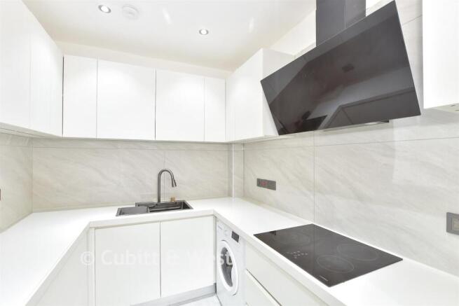 3 bed property, in Whitehill Road, £425,000