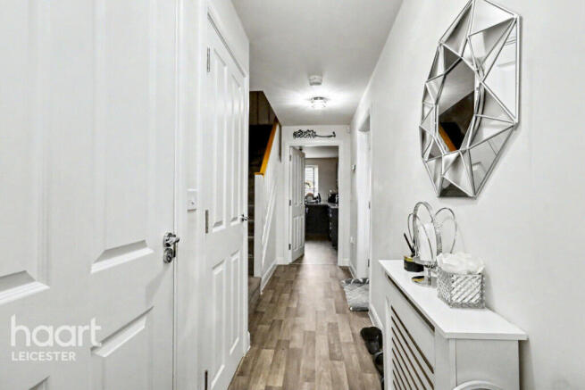 6 bed property, in Somerset Avenue, £450,000
