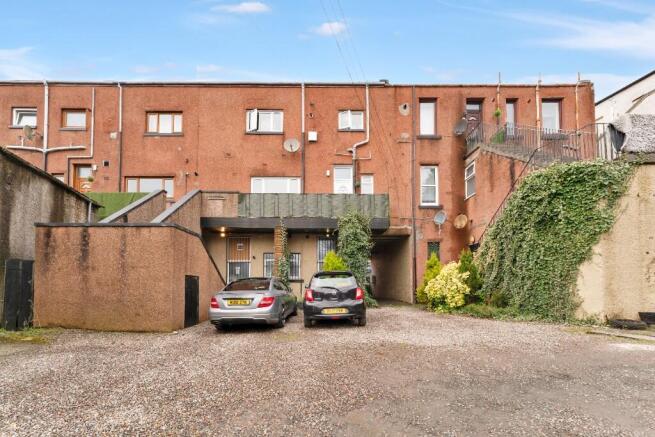 4 bed property, in High Street, £120,000