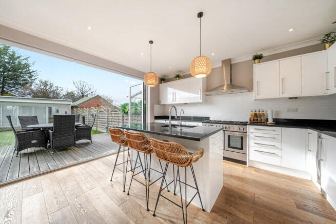 4 bed property, in Buckleigh Avenue, £885,000