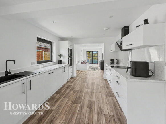 3 bed property, in Beach Road, £350,000