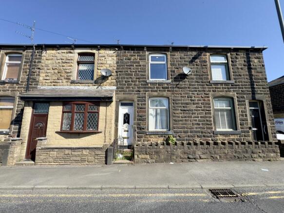 2 bed property, in Burnley Road, £72,000