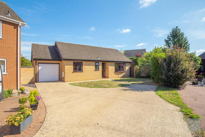 2 bed property, in Iris Close, £270,000