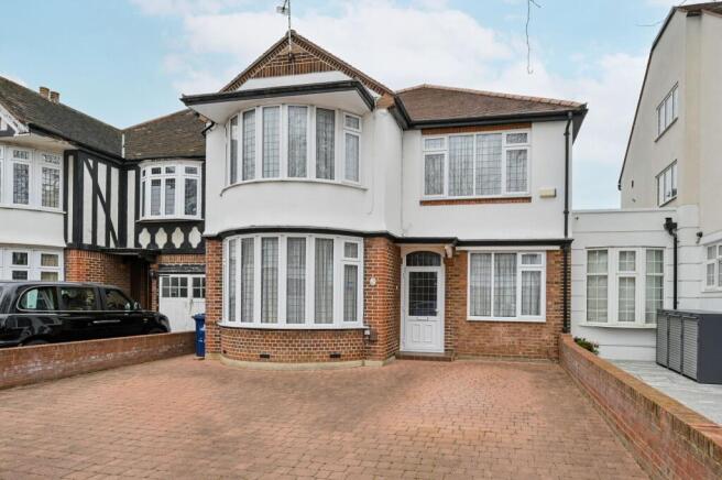 3 bed property, in Baronsmede, £1,350,000