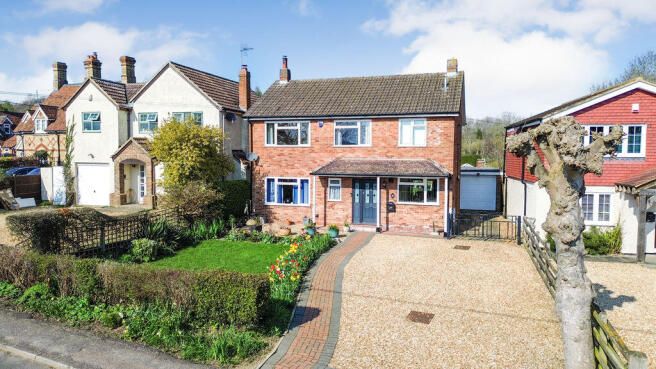 4 bed property, in Top End, £600,000