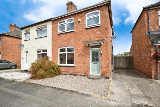 3 bed property, in Waterloo Crescent, £270,000