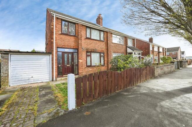 3 bed property, in Carr Lane, £215,000
