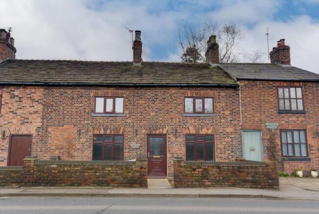 3 bed property, in Macclesfield Road, £240,000