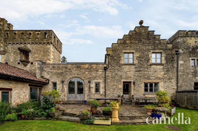5 bed property, in Chippenham SN14, £800,000