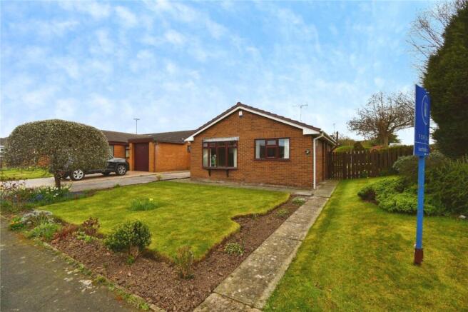 2 bed property, in Mere Park Road, £300,000