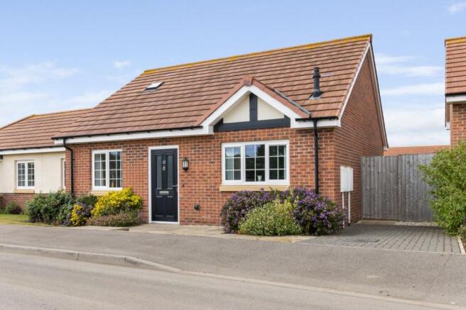2 bed property, in Blackthorne Avenue, £190,000
