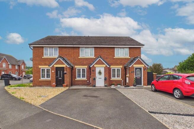 2 bed property, in Andersons Court, £130,000
