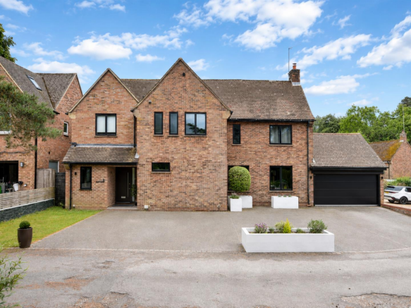 4 bed property, in Heath Court, £900,000