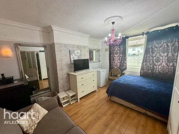 3 bed property, in Weedon Road, £335,000