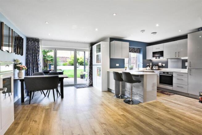 3 bed property, in Ceres Crescent, £800,000