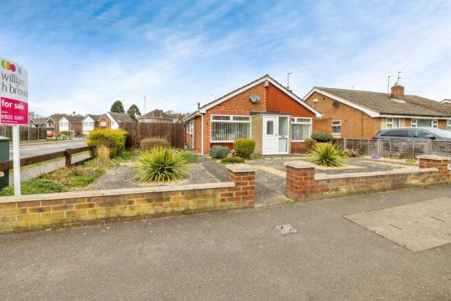 3 bed property, in Birchwood Avenue, £180,000