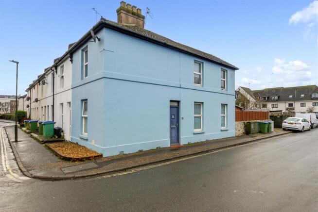 2 bed property, in Albert Road, £225,000