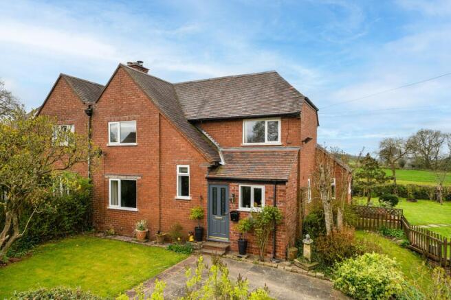 4 bed property, in Middle Common, £475,000