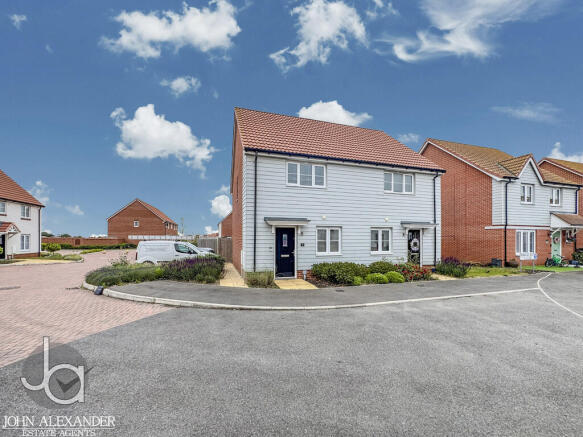 2 bed property, in Borrage Way, £270,000