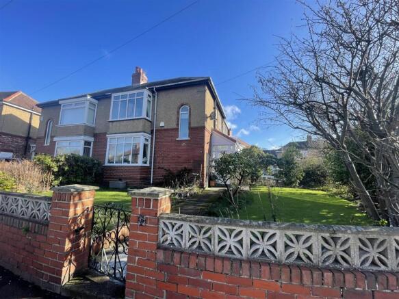 3 bed property, in Calderwood Crescent, £265,000