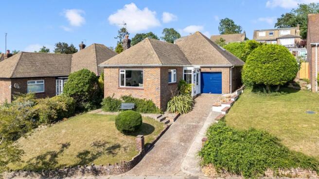 4 bed property, in Maines Farm Road, £550,000