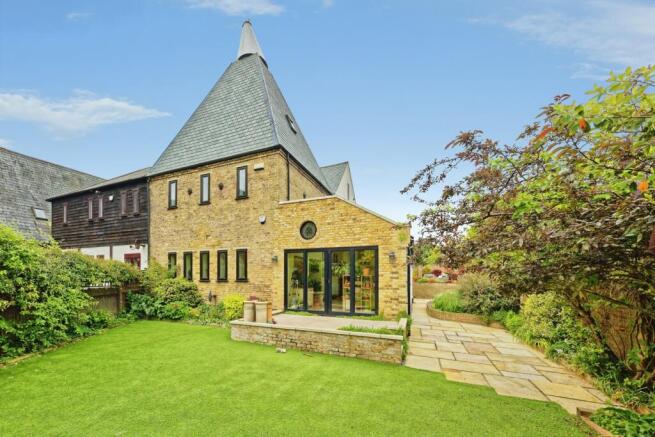 5 bed property, in Dent-De-Lion Court, £760,000