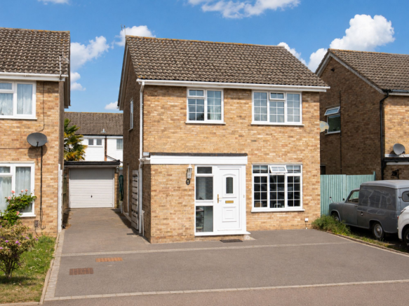 3 bed property, in Avondale Close, £490,000