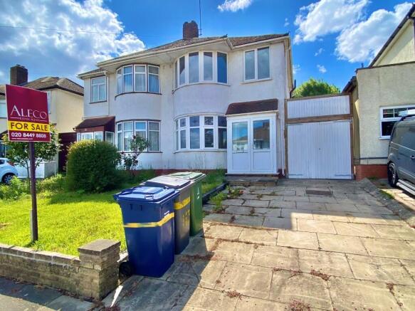3 bed property, in Gallants Farm Road, £635,000