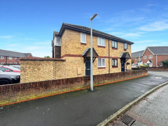 1 bed property, in Chinook, £160,000