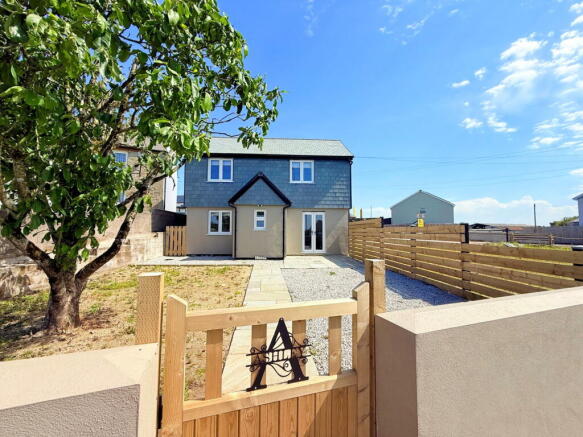 6 bed property, in Longdowns, £375,000