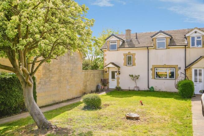 3 bed property, in 13 Hill Crescent, £350,000