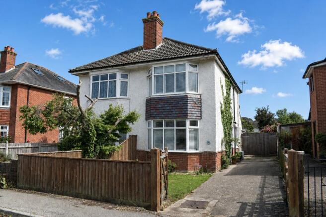2 bed property, in Burrard Grove, £725,000