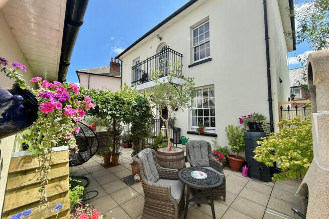 4 bed property, in Christchurch Road, £500,000