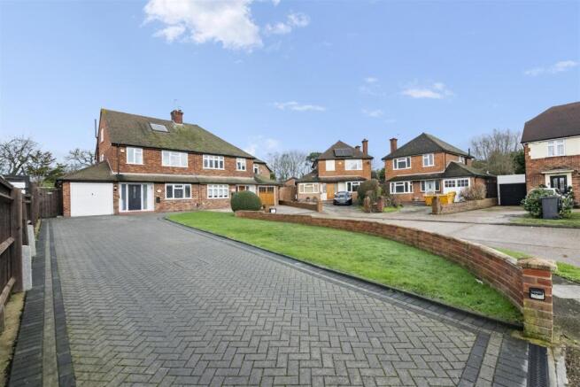 4 bed property, in Bishops Close, £850,000