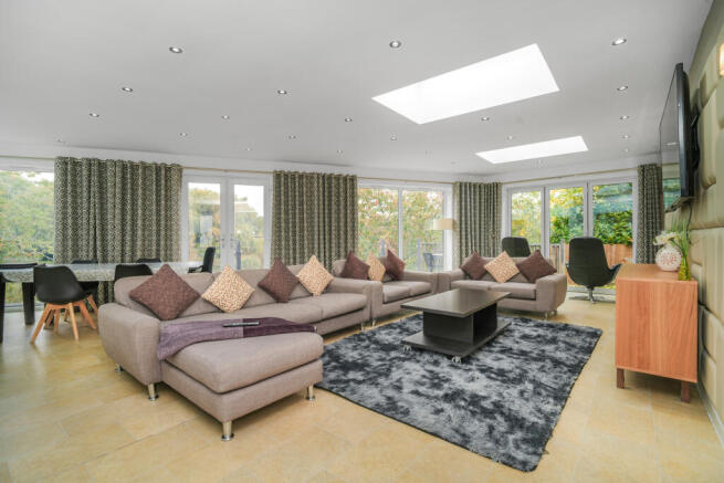 4 bed property, in Hopefold Drive, £1,200,000