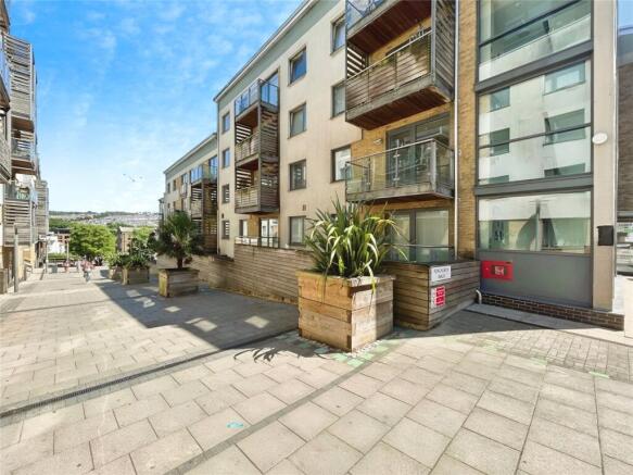 2 bed property, in Sharpthorne Court, £340,000