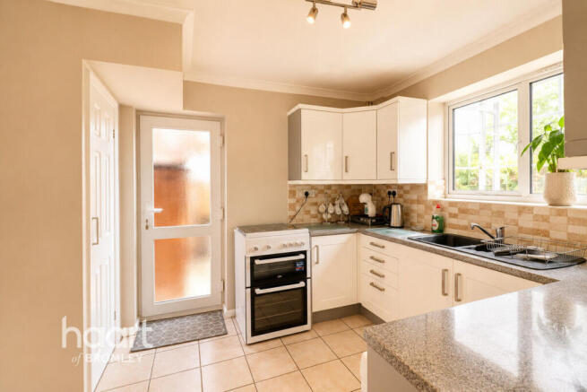 3 bed property, in Bromley BR2, £800,000