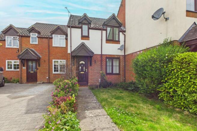 2 bed property, in Waterhouse Mead, £350,000