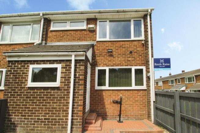 2 bed property, in Coleridge Gardens, £115,950