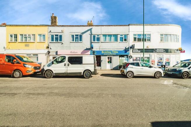 1 bed property, in South Street, £140,000