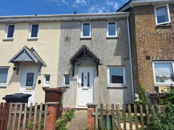 2 bed property, in Maple Close, £140,000