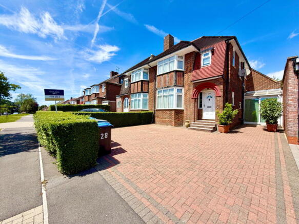 4 bed property, in Beverley Drive, £800,000