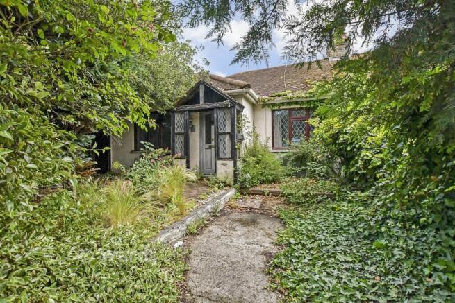2 bed property, in Northwood Road, £230,000