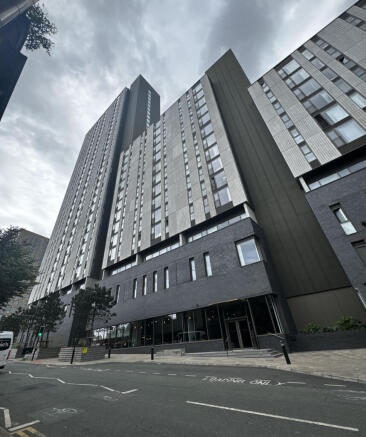 1 bed property, in Oxygen Tower, £215,000
