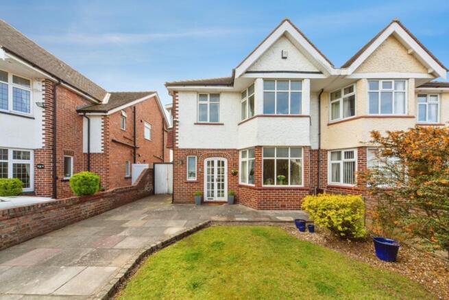 4 bed property, in Dunbar Crescent, £440,000