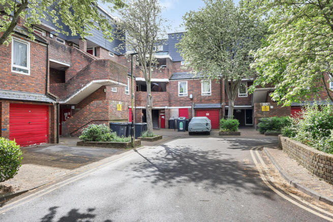 1 bed property, in Reedham Close, £250,000
