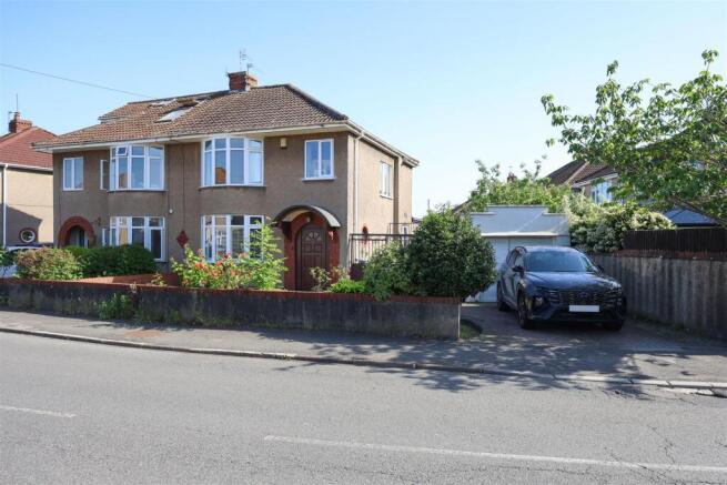 3 bed property, in Quakers Road, £475,000